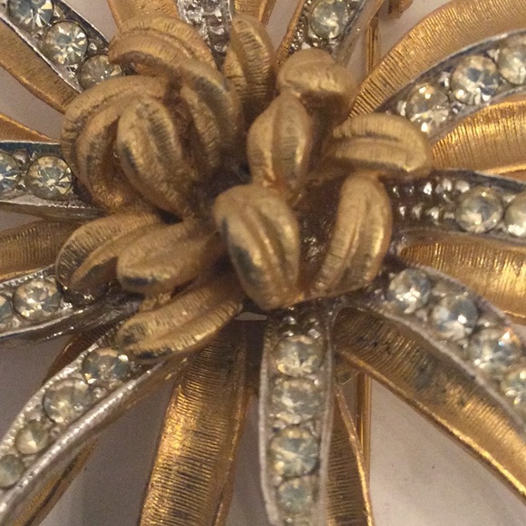 Vintage Coro gold tone and Rhinestone starburst brooch - Picture 2 of 5